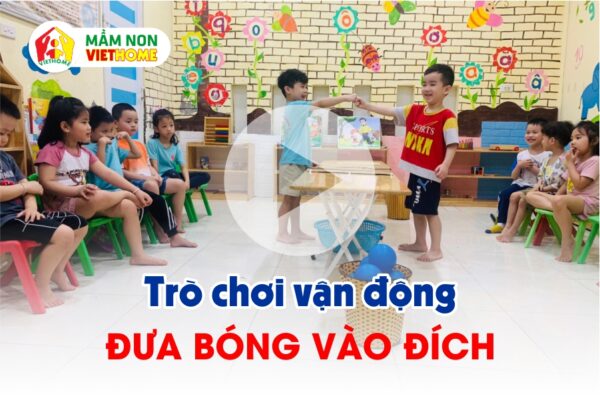 Vận động thể chất - Trò chơi đưa bóng vào đích - Lớp Kiwi - Mầm non VietHome