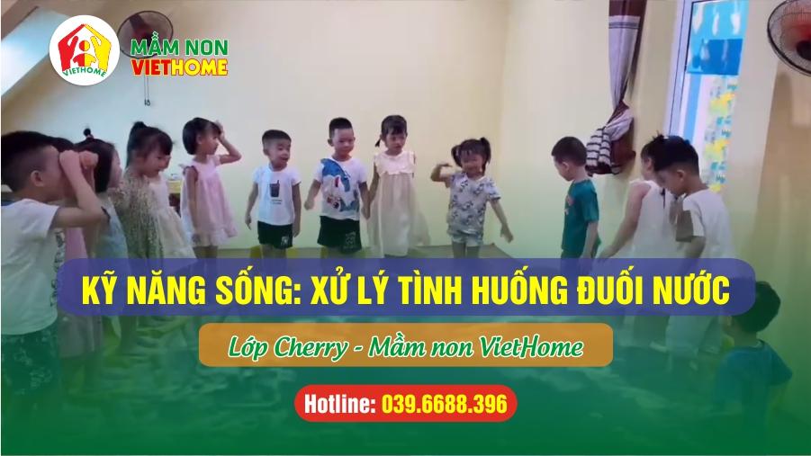 Tiết kỹ năng sống: Xử lý tình huống đuối nước của cá bạn lớp Cherry - Mầm non VietHome